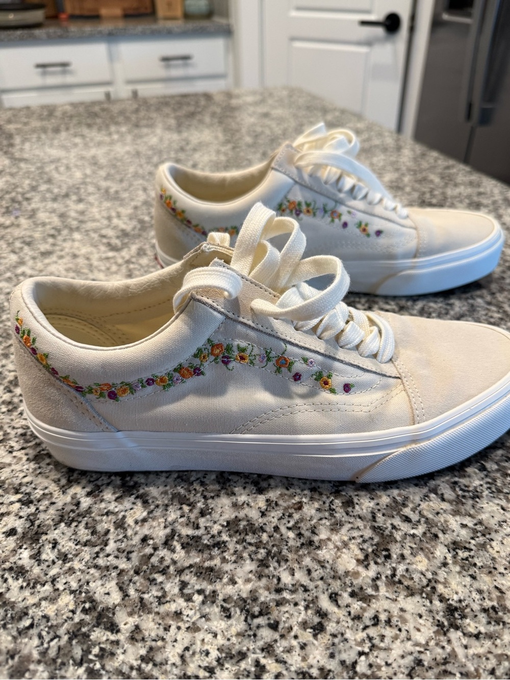 Vans Cream Low-Top Sneakers with Multicolor Floral Embroidery